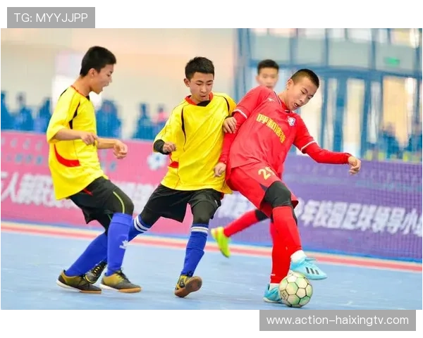 高清展现足球球星赛场奔跑瞬间激烈拼抢动感十足精彩画面